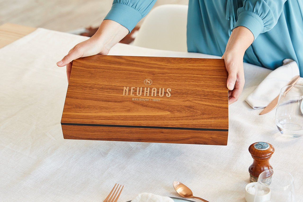 Wooden Hosting Box + Ins + Cushion